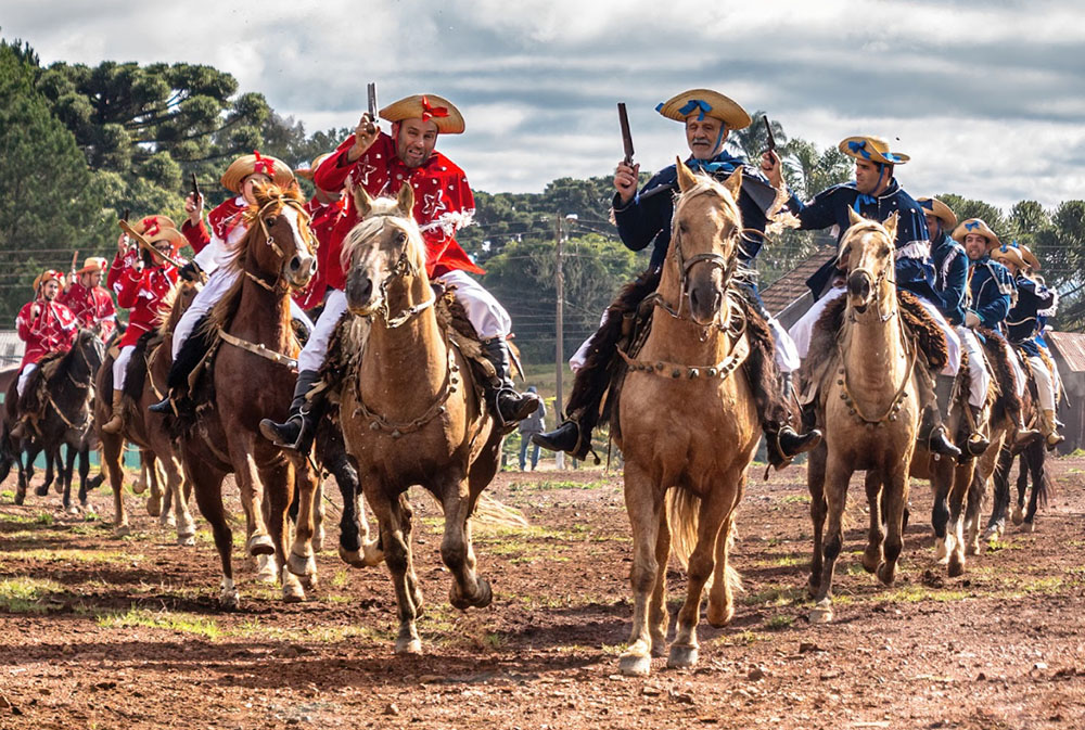 Cazuza Ferreira retoma tradição das Cavalhadas com festa em 2025