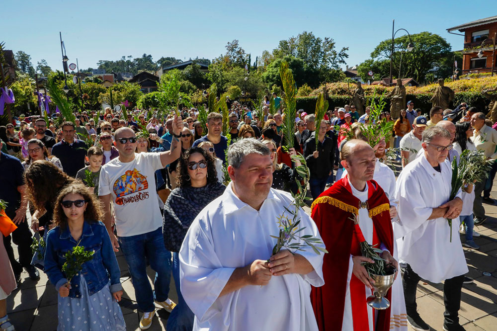 Procissão de Ramos abre a Semana Santa em Gramado