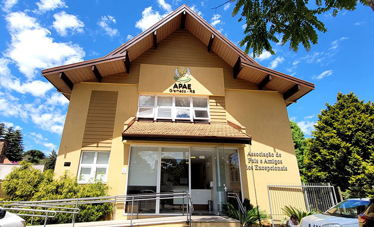 APAE Gramado recebe R$ 15 mil do Fundo Social Sicredi