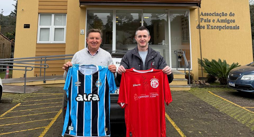 APAE Gramado realiza sorteio e faz entrega de camisetas de rifa beneficente